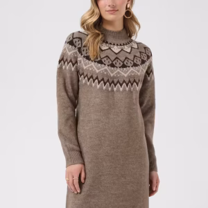 Robe pull femme Cream Coloris taupe élégant et intemporel Superbe motif jacquard d'inspiration nordique Maille douce, chaude et confortable Col montant côtelé Manches longues Coupe droite féminine Finitions de qualité Style casual chic, bohème et cocooning Facile à accessoiriser Idéale pour l'automne et l'hiverdes bottes hautes en cuir, des bottines western, des bottines à talons, une ceinture en cuir camel ou chocolat, un manteau long en laine, une veste sans manches bohème, une écharpe en maille XXL pour un look cocooning.