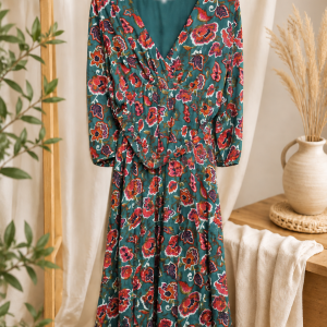 floral, robe bohème automne, robe bohème hiver, robe romantique femme, robe fluide grande taille, robe cache-cœur, robe manches longues, robe élégante femme ronde, mode femme grande taille, robe confortable, robe tendance, robe bohème verte, robe fleurie automne, vêtements femme grande taille, robe casual chic, robe longue fluide.
