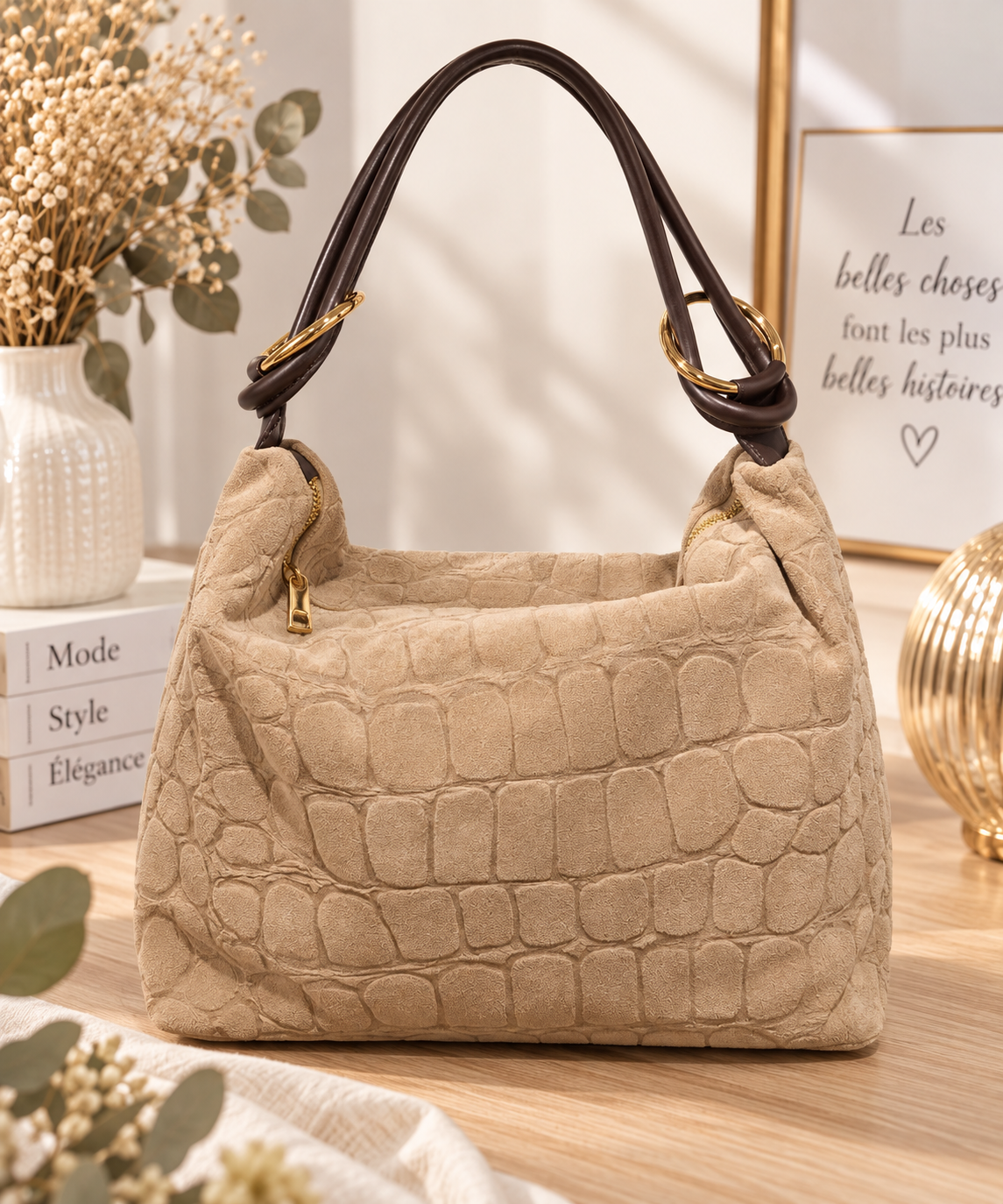 sac cuir nubuck femme, sac cuir beige femme, sac beige effet croco, sac crocodile cuir, sac en cuir embossé crocodile, sac à main cuir beige, sac à main nubuck femme, sac épaule cuir femme, sac cabas cuir femme, sac chic femme, sac élégant femme, sac tendance femme, sac cuir véritable femme, sac beige sable, sac cuir chocolat, sac grand format femme, sac mode femme, sac premium femme, sac luxe femme, sac cuir souple femme, sac quotidien femme, sac de ville femme, sac automne hiver femme, sac bohème chic, sac casual chic femme, maroquinerie femme, sac cuir intemporel, sac femme élégant, sac cuir haut de gamme, accessoire mode femme.