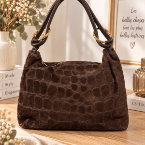 sac cuir nubuck femme, sac cuir chocolat femme, sac nubuck chocolat, sac effet croco femme, sac crocodile cuir, sac cuir embossé crocodile, sac à main cuir chocolat, sac cuir véritable femme, sac épaule cuir femme, sac cabas cuir femme, sac chic femme, sac élégant femme, sac tendance femme, sac cuir souple femme, sac marron chocolat femme, sac premium femme, sac luxe femme, sac grand format femme, sac quotidien femme, sac de ville femme, sac automne hiver femme, maroquinerie femme, sac cuir haut de gamme, sac casual chic femme, accessoire mode femme, sac intemporel femme, sac en cuir velours, sac femme raffiné, sac à main cuir embossé, sac mode femme.