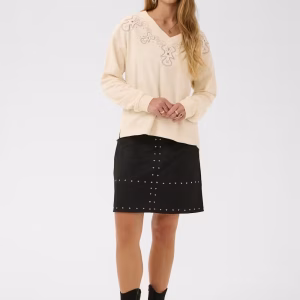 sweat beige femme, sweat crème femme, sweat beige CREAM, sweat col V femme, sweat brodé femme, sweat à broderies femme, sweat col V beige, sweat écru femme, sweat élégant femme, sweat tendance femme, sweat casual chic femme, pull sweat femme, sweat manches longues femme, vêtement femme CREAM, mode femme tendance, sweat bohème chic femme, Ô Trésor de MargÔ.