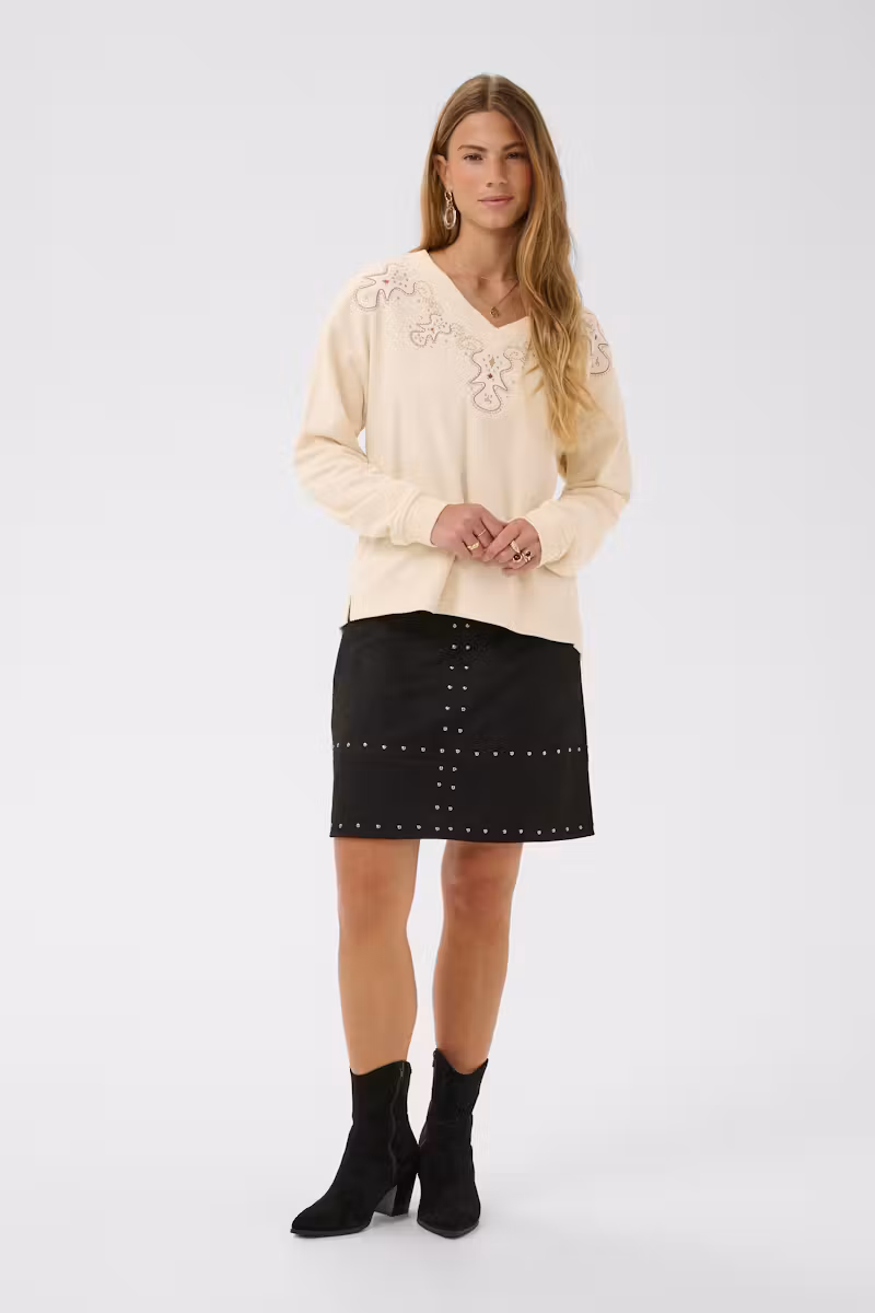sweat beige femme, sweat crème femme, sweat beige CREAM, sweat col V femme, sweat brodé femme, sweat à broderies femme, sweat col V beige, sweat écru femme, sweat élégant femme, sweat tendance femme, sweat casual chic femme, pull sweat femme, sweat manches longues femme, vêtement femme CREAM, mode femme tendance, sweat bohème chic femme, Ô Trésor de MargÔ.
