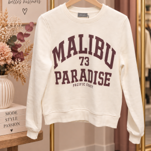 sweat femme, sweat GEISHA, sweat blanc femme, sweat blanc cassé femme, sweat écru femme, sweat bordeaux femme, sweat à flocage, sweat imprimé femme, sweat graphique femme, sweat lettering femme, sweat col rond, sweat manches longues, sweat casual femme, sweat sporty chic, sweat tendance femme, sweat confortable femme, sweat MALIBU, sweat 73, sweat Paradise, sweat femme automne hiver, pull sweat femme, haut casual femme, vêtement femme GEISHA, mode femme tendance.