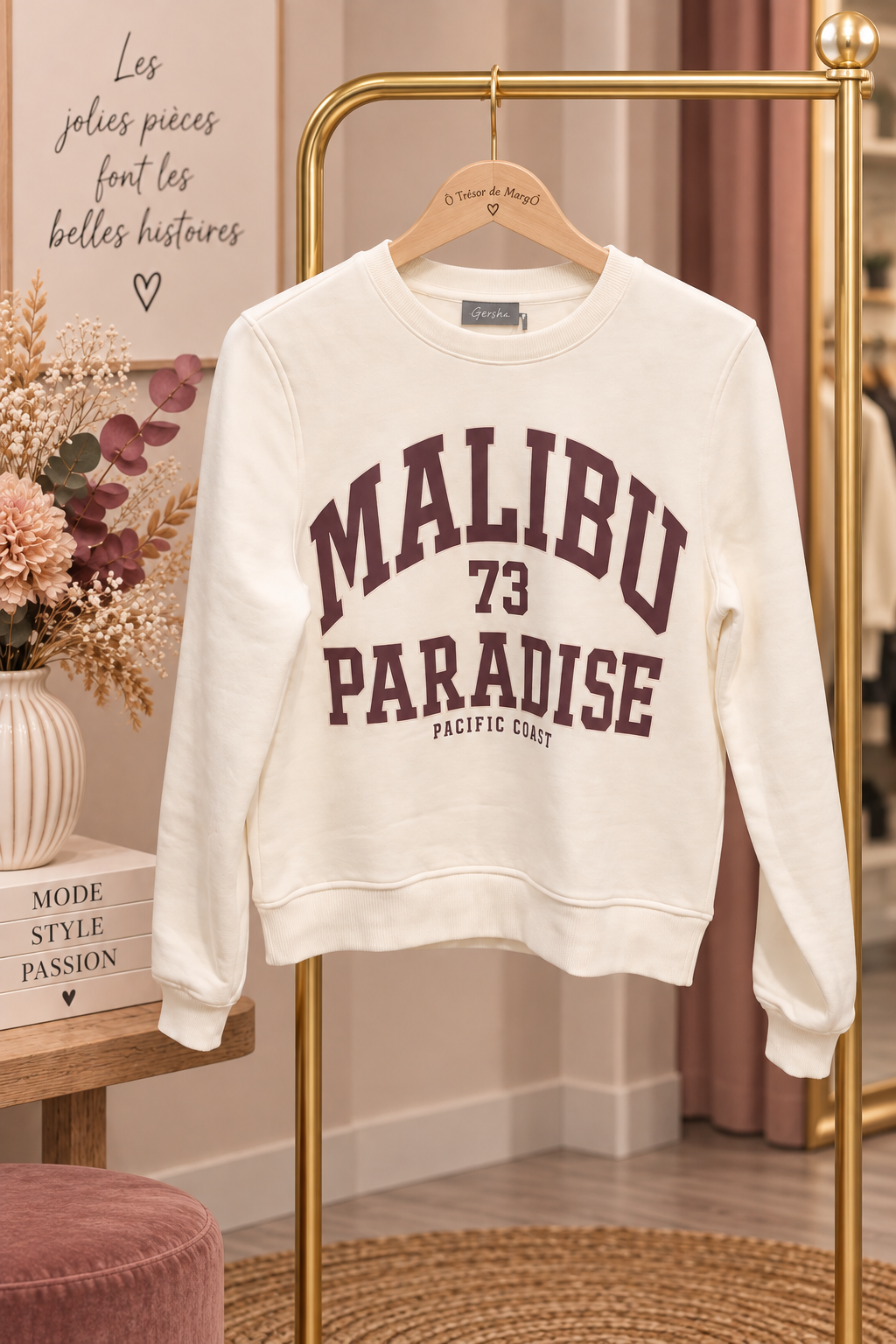 sweat femme, sweat GEISHA, sweat blanc femme, sweat blanc cassé femme, sweat écru femme, sweat bordeaux femme, sweat à flocage, sweat imprimé femme, sweat graphique femme, sweat lettering femme, sweat col rond, sweat manches longues, sweat casual femme, sweat sporty chic, sweat tendance femme, sweat confortable femme, sweat MALIBU, sweat 73, sweat Paradise, sweat femme automne hiver, pull sweat femme, haut casual femme, vêtement femme GEISHA, mode femme tendance.