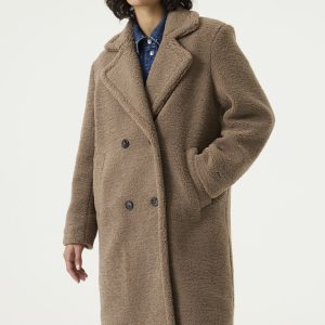 manteau teddy Garcia femme, manteau Garcia camel, manteau teddy femme, manteau effet mouton femme, manteau bouclette femme, manteau camel femme, manteau long femme, manteau chaud femme, manteau cocooning femme, manteau double boutonnage femme, manteau col tailleur femme, manteau automne hiver femme, manteau élégant femme, manteau tendance femme, manteau casual chic femme, manteau oversize femme, manteau beige camel femme, manteau doux femme, manteau en laine bouclée femme, manteau mode femme, manteau confortable femme, veste teddy femme, manteau chic hiver femme, vêtements Garcia femme, mode femme Garcia, manteau premium femme, manteau intemporel femme, manteau féminin camel, boutique vêtements femme, manteau hiver élégant.