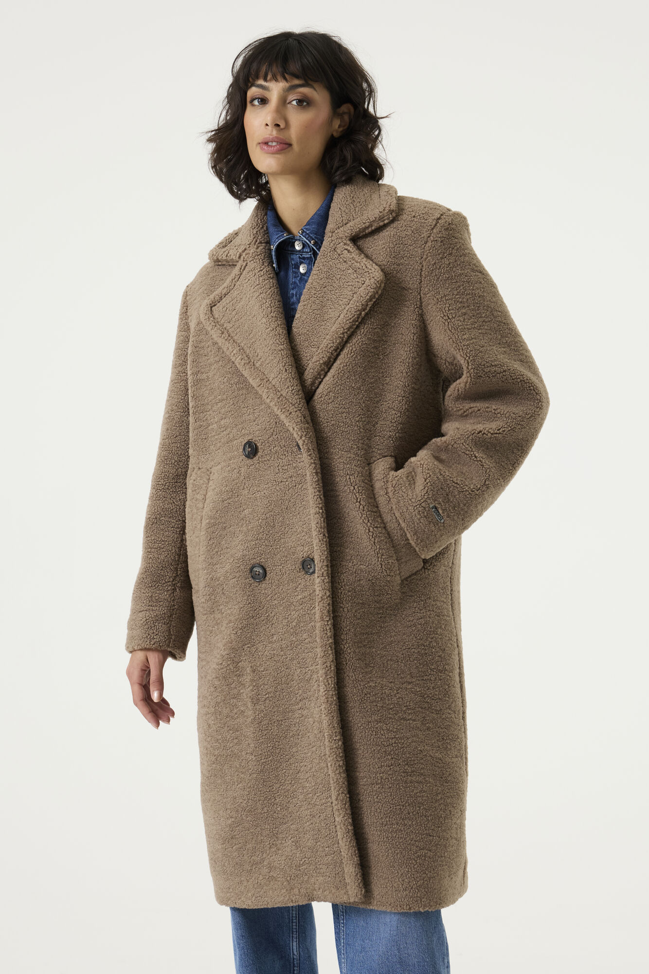 manteau teddy Garcia femme, manteau Garcia camel, manteau teddy femme, manteau effet mouton femme, manteau bouclette femme, manteau camel femme, manteau long femme, manteau chaud femme, manteau cocooning femme, manteau double boutonnage femme, manteau col tailleur femme, manteau automne hiver femme, manteau élégant femme, manteau tendance femme, manteau casual chic femme, manteau oversize femme, manteau beige camel femme, manteau doux femme, manteau en laine bouclée femme, manteau mode femme, manteau confortable femme, veste teddy femme, manteau chic hiver femme, vêtements Garcia femme, mode femme Garcia, manteau premium femme, manteau intemporel femme, manteau féminin camel, boutique vêtements femme, manteau hiver élégant.