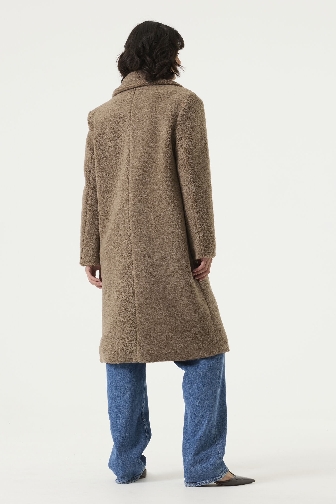 Manteau femme Garcia Matière teddy effet mouton bouclé Coloris camel intemporel Coupe droite légèrement oversize Longueur mi-longue Fermeture croisée à double boutonnage Grand col tailleur élégant Poches latérales discrètes Matière chaude, douce et confortable Style chic, casual et tendance