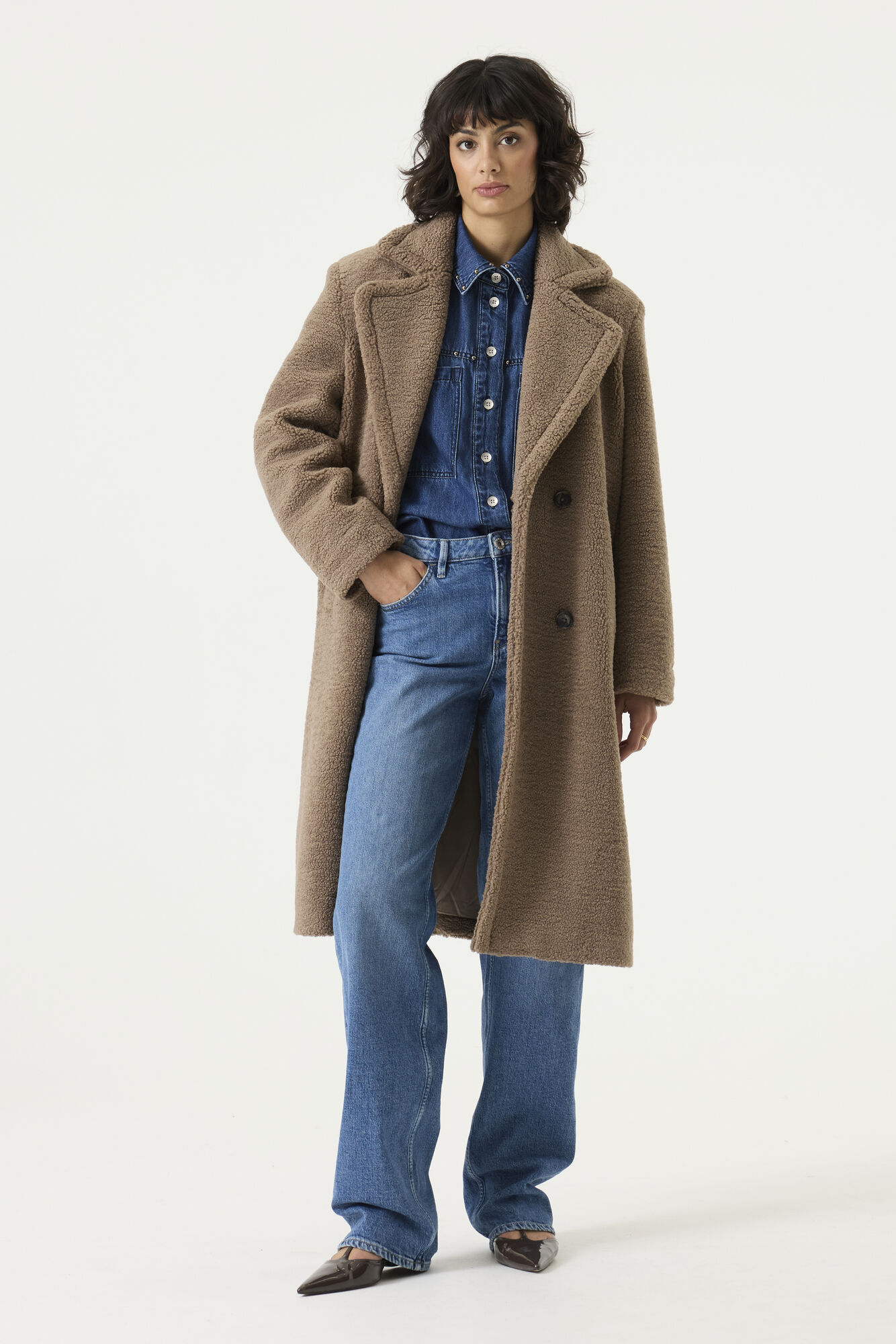 Marque : Garcia Type : manteau teddy femme Couleur : camel Coupe : droite légèrement oversize Longueur : mi-longue Col : tailleur Fermeture : double boutonnage Poches : latérales Matière : effet teddy / mouton bouclé Style : chic, casual, cocooning Saison : automne / hiver