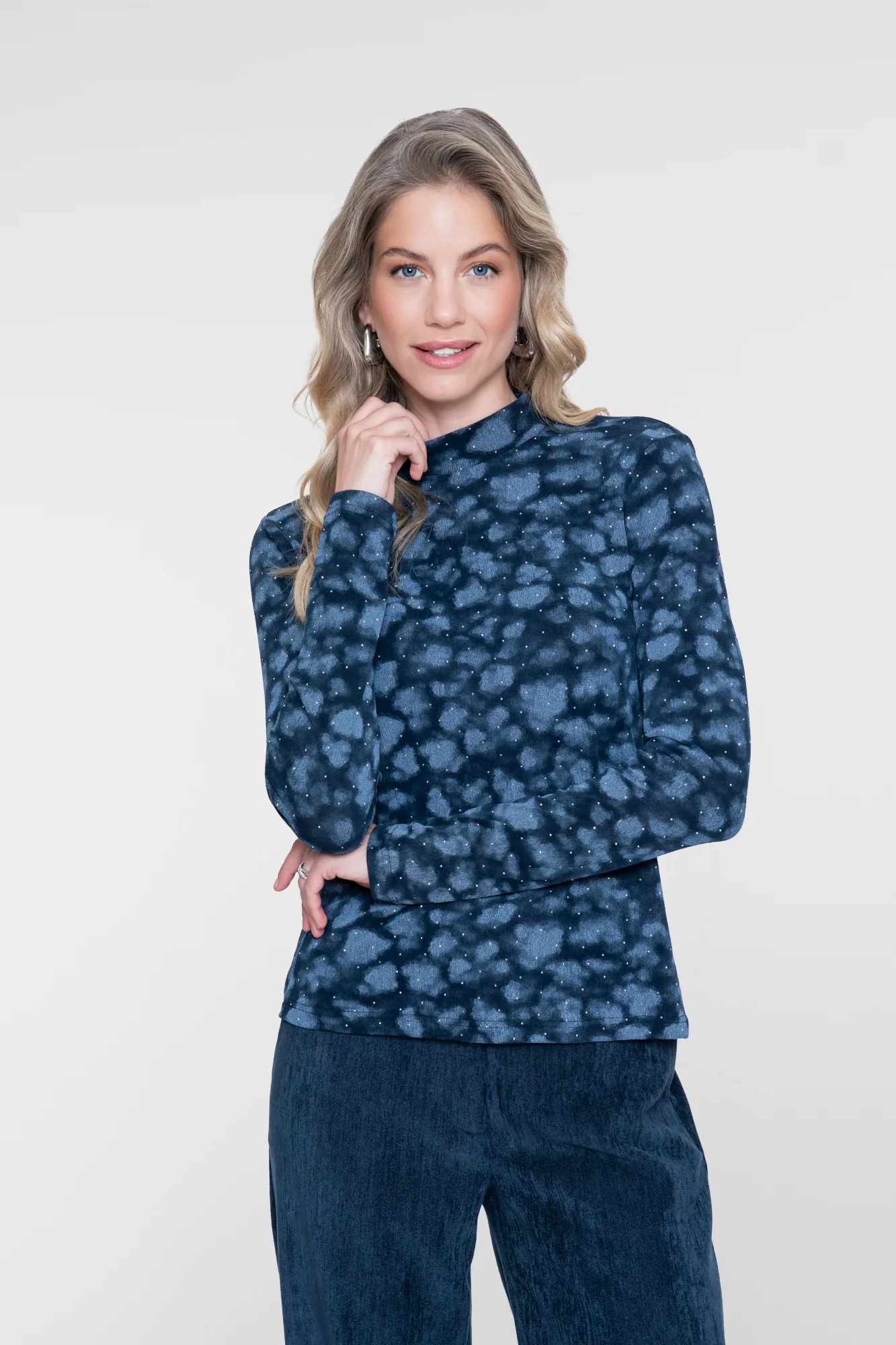 top bleu marine top imprimé femme top Geisha top manches longues top col montant top élégant femme top chic femme top automne femme top tendance femmetop bleu marine à motifs femme top imprimé abstrait bleu marine top femme avec strass top manches longues élégant top col montant femme top fluide automne femme haut bleu marine femme top casual chic femme top Geisha collection automne top confortable femme