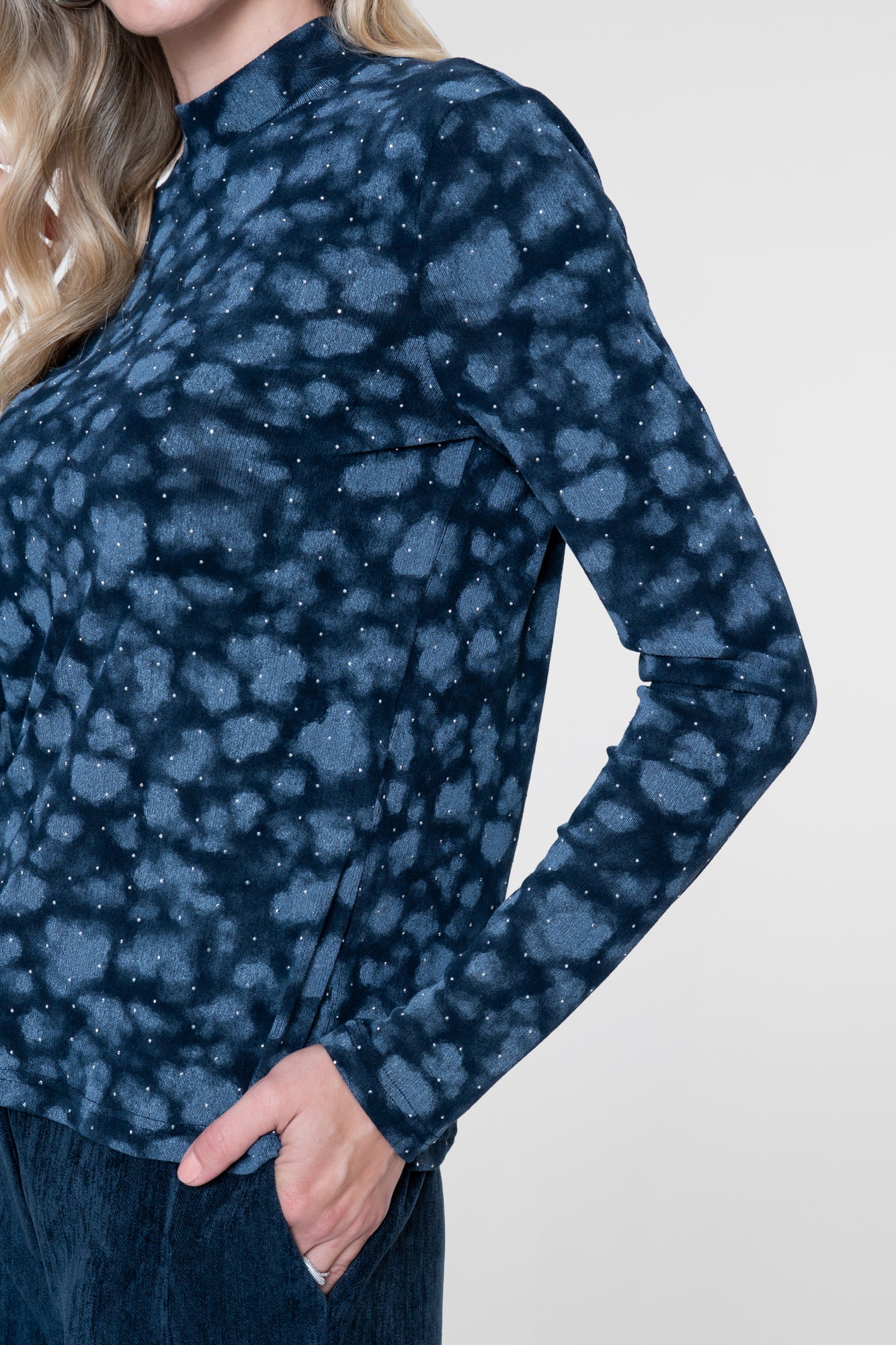 look casual chic mode femme automne haut élégant femme tenue de bureau femme style chic décontracté haut raffiné femme tenue automnale femme top pour blazer haut imprimé tendance look féminin modernetop à strass top scintillant femme imprimé bleu marine motifs abstraits tissu doux et confortable top extensible femme haut col montant manches longues