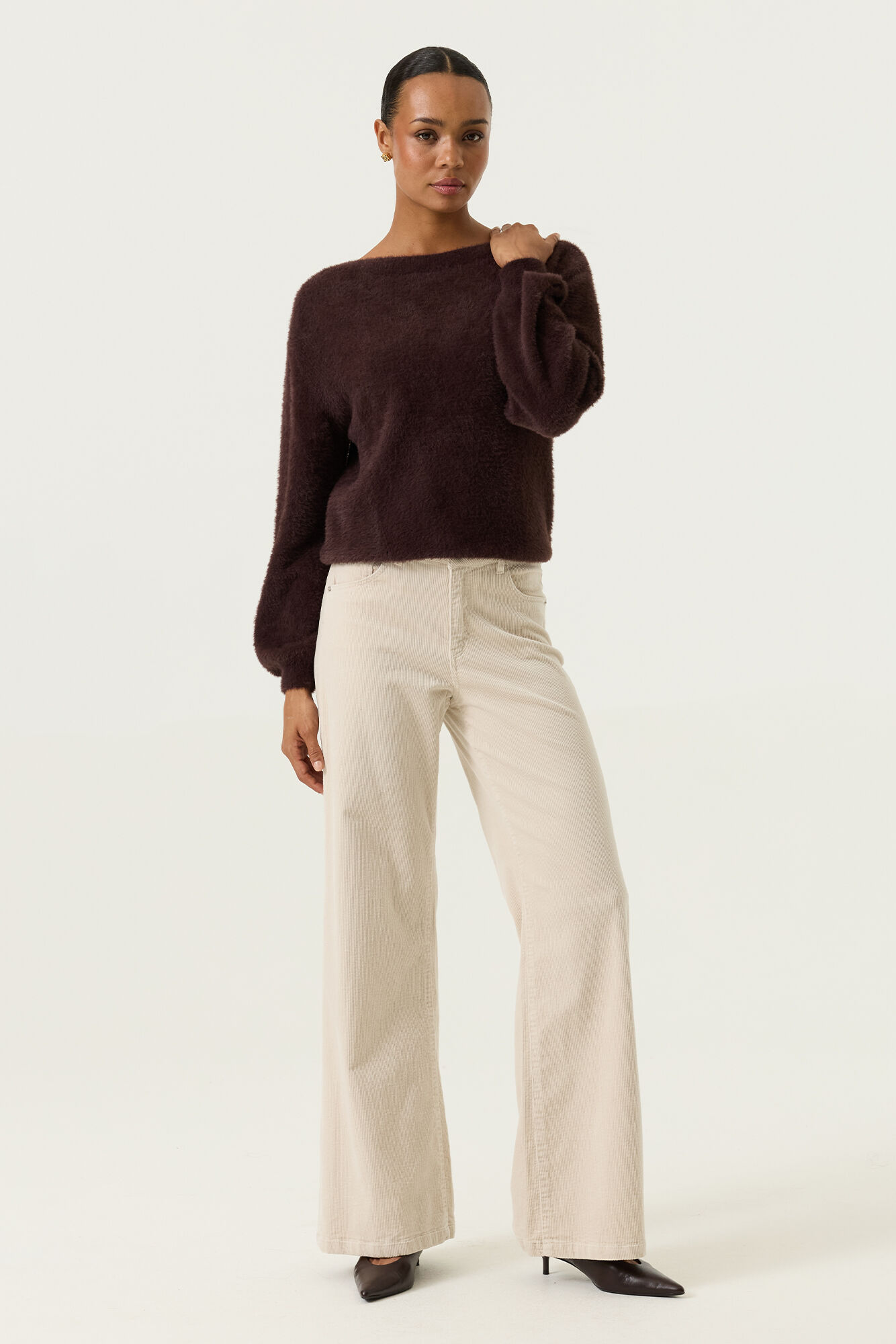 pantalon velours Garcia, pantalon Garcia femme, pantalon velours beige femme, pantalon velours côtelé femme, pantalon large femme, pantalon wide leg femme, pantalon taille haute femme, pantalon beige Garcia, pantalon écru femme, pantalon casual chic femme, pantalon élégant femme, pantalon confortable femme, pantalon tendance femme, pantalon automne hiver femme, pantalon velours taille haute, pantalon droit large femme, pantalon mode femme, velours côtelé beige, pantalon premium femme, Garcia Clothing femme, marque Garcia femme, vêtements Garcia femme, pantalon chic femme, pantalon à porter avec un pull, pantalon velours moderne, pantalon femme intemporel, pantalon beige tendance, look casual chic femme, pantalon cocooning femme, pantalon en velours large femme.