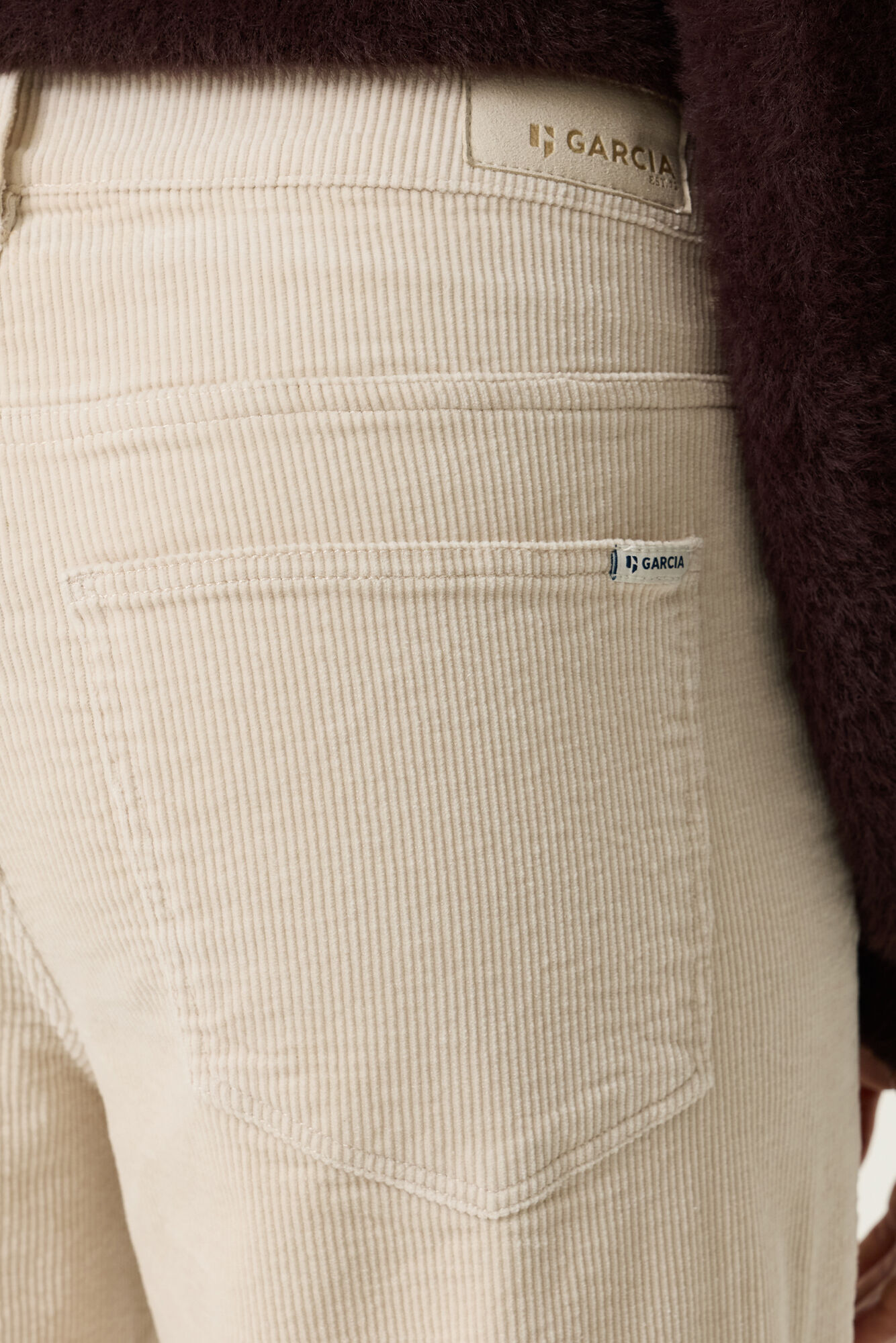 Marque : Garcia Type : pantalon femme Coloris : beige écru Matière : velours côtelé Coupe : large (Wide Leg) Taille : haute Fermeture : zip et bouton Poches : avant et arrière Style : casual chic, contemporain, intemporel Saison : automne, hiver, printempsCe pantalon en velours Garcia est un véritable essentiel du dressing. Sa coupe large, son velours tout en douceur et sa teinte beige intemporelle en font une pièce élégante, confortable et facile à porter au quotidien. Un modèle qui traverse les saisons sans jamais se démoder.