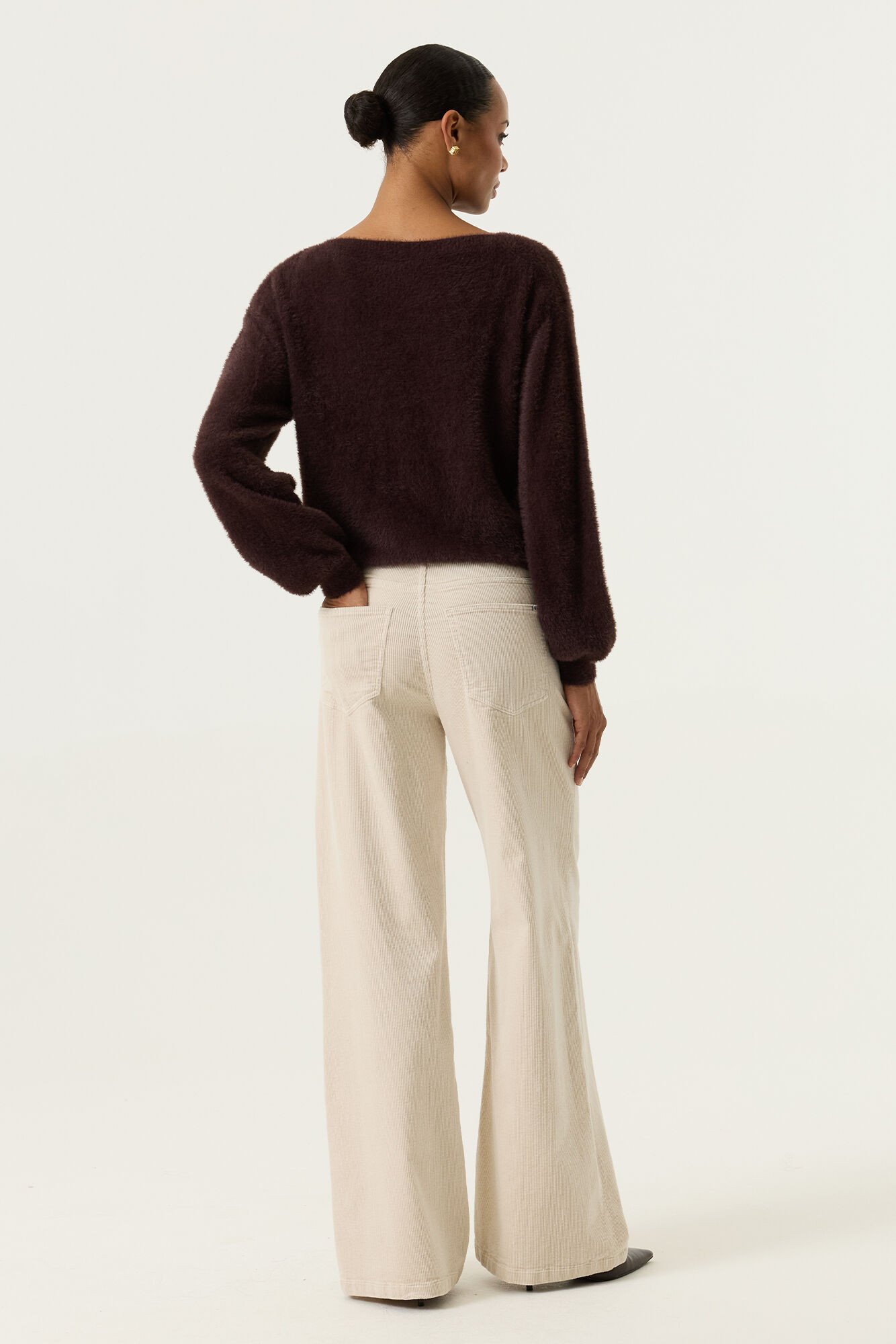 un pull en maille chocolat, écru ou camel, une blouse fluide ou brodée, un sweat tendance, une chemise blanche, un blazer beige ou chocolat, des bottines à talons, des mocassins ou des baskets pour un look plus décontracté.un pull en maille chocolat, écru ou camel, une blouse fluide ou brodée, un sweat tendance, une chemise blanche, un blazer beige ou chocolat, des bottines à talons, des mocassins ou des baskets pour un look plus décontracté.Pantalon femme Garcia Velours côtelé doux et confortable Élégant coloris beige écru Taille haute flatteuse Coupe large tendance Jambes droites légèrement évasées Fermeture zippée avec bouton Poches avant et arrière pratiques Matière souple et agréable à porter Style casual chic et intemporel Facile à assortir avec toutes vos tenues