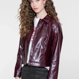 veste Geisha femme, veste similicuir Geisha, veste en similicuir femme, veste bordeaux femme, blouson similicuir bordeaux, veste effet cuir femme, veste cuir synthétique femme, veste courte femme, veste casual chic femme, veste élégante femme, veste rock chic femme, veste tendance femme, veste automne femme, veste mi-saison femme, veste moderne femme, blouson Geisha femme, veste bordeaux tendance, veste effet cuir bordeaux, veste premium femme, vêtements Geisha femme, mode Geisha femme, veste féminine, veste à boutons-pression femme, veste à porter avec un jean, veste à porter avec une robe, veste chic femme, blouson urbain femme, veste mode automne hiver, veste contemporaine femme, similicuir femme tendance.