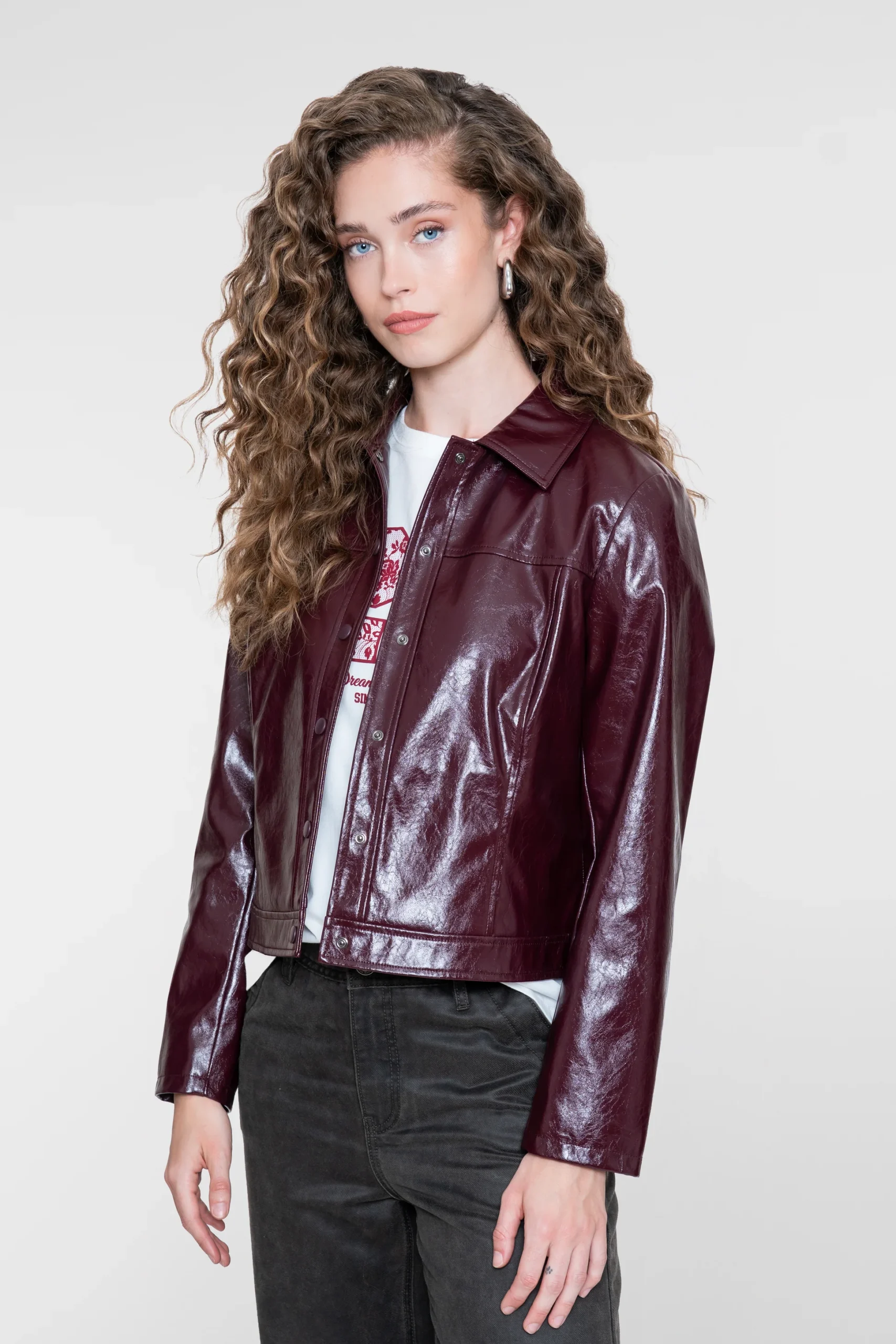 veste Geisha femme, veste similicuir Geisha, veste en similicuir femme, veste bordeaux femme, blouson similicuir bordeaux, veste effet cuir femme, veste cuir synthétique femme, veste courte femme, veste casual chic femme, veste élégante femme, veste rock chic femme, veste tendance femme, veste automne femme, veste mi-saison femme, veste moderne femme, blouson Geisha femme, veste bordeaux tendance, veste effet cuir bordeaux, veste premium femme, vêtements Geisha femme, mode Geisha femme, veste féminine, veste à boutons-pression femme, veste à porter avec un jean, veste à porter avec une robe, veste chic femme, blouson urbain femme, veste mode automne hiver, veste contemporaine femme, similicuir femme tendance.