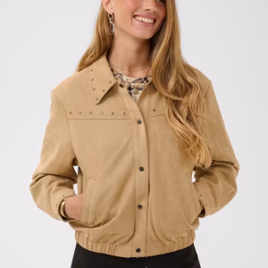 veste chamois femme, veste suédine femme, veste camel femme, veste chamois CREAM, veste suédine CREAM, veste camel CREAM, veste beige femme, veste imitation daim femme, veste en suédine camel, veste tendance femme, veste casual chic femme, veste à clous femme, veste détails métalliques, veste mi-saison femme, veste femme CREAM, mode femme tendance, vêtement femme CREAM, Ô Trésor de MargÔ.