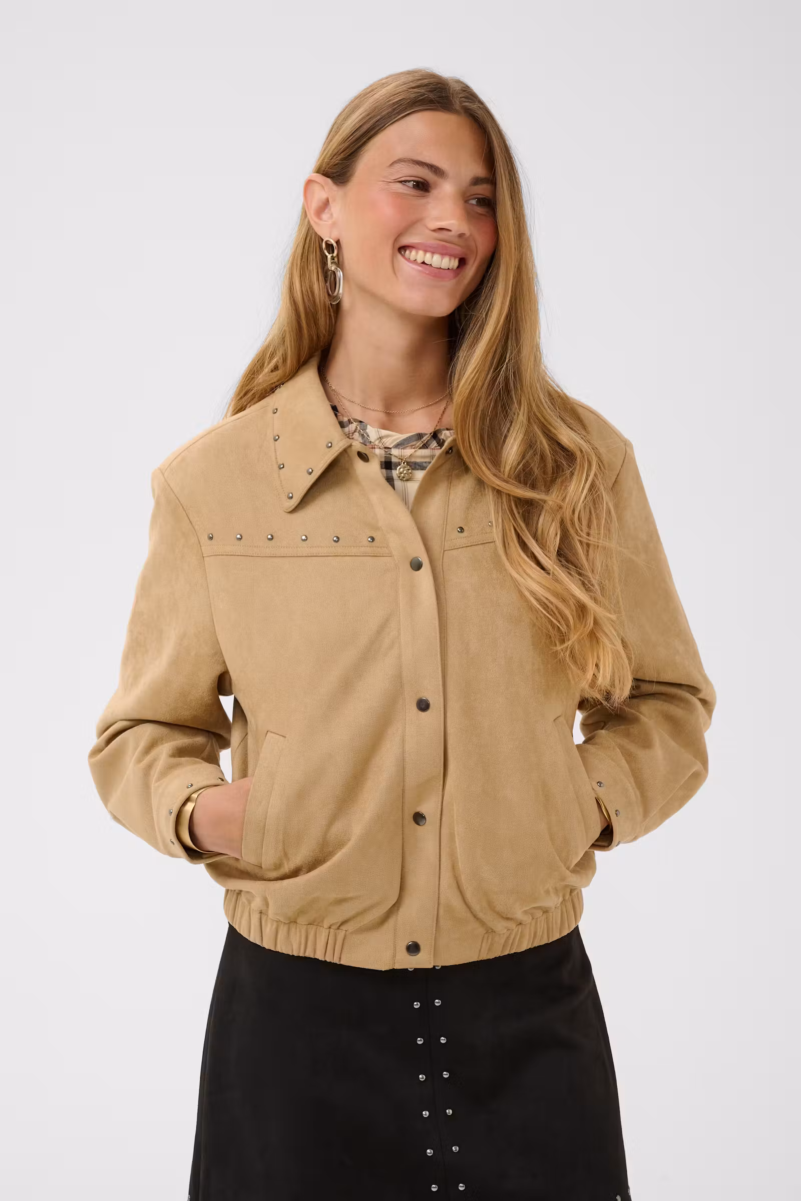 veste chamois femme, veste suédine femme, veste camel femme, veste chamois CREAM, veste suédine CREAM, veste camel CREAM, veste beige femme, veste imitation daim femme, veste en suédine camel, veste tendance femme, veste casual chic femme, veste à clous femme, veste détails métalliques, veste mi-saison femme, veste femme CREAM, mode femme tendance, vêtement femme CREAM, Ô Trésor de MargÔ.
