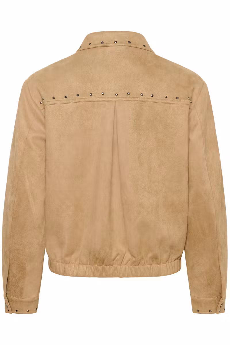 Veste femme CREAM Suédine douce au toucher Coloris chamois / camel Col chemise Fermeture boutonnée Détails métalliques façon clous Deux poches plaquées Bas et poignets légèrement élastiqués Style chic, féminin et tendance