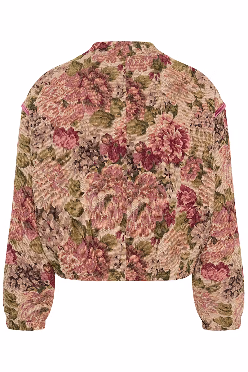 Veste femme Cream Motif floral esprit tapisserie Tissage jacquard texturé Coloris beige, rose, bordeaux et vert sauge Coupe courte légèrement oversize Col rond élégant Fermeture par boutons Manches longues avec poignets resserrés Finitions contrastées raffinées Style bohème chic, vintage et romantique Confortable et facile à porter