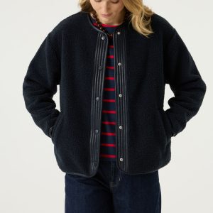 veste teddy femme, teddy marine femme, veste teddy marine GARCIA, teddy bleu marine femme, veste bouclette femme, veste polaire femme, veste chaude femme, veste hiver femme, veste mi-saison femme, teddy femme GARCIA, veste casual chic femme, veste tendance femme, veste à boutons pression femme, veste bleu marine femme, vêtement femme GARCIA, mode femme tendance, Ô Trésor de MargÔ.