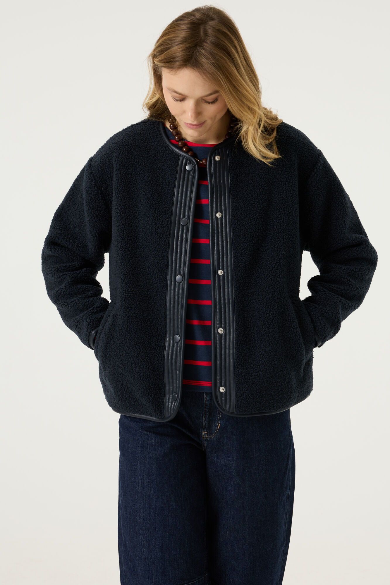 veste teddy femme, teddy marine femme, veste teddy marine GARCIA, teddy bleu marine femme, veste bouclette femme, veste polaire femme, veste chaude femme, veste hiver femme, veste mi-saison femme, teddy femme GARCIA, veste casual chic femme, veste tendance femme, veste à boutons pression femme, veste bleu marine femme, vêtement femme GARCIA, mode femme tendance, Ô Trésor de MargÔ.