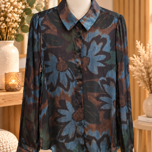Chemisier femme, chemisier GEISHA, blouse femme, blouse GEISHA, chemise femme, chemisier en viscose, blouse en viscose, viscose douce, chemisier fluide, chemisier imprimé, imprimé floral, motif floral, imprimé graphique, chemisier chic, chemisier élégant, chemisier tendance, blouse chic, blouse élégante, mode femme, prêt-à-porter femme, vêtement femme, haut femme, chemise à manches longues, col chemise, chemisier boutonné, look féminin, look chic, tenue élégante, tenue tendance, style casual chic.