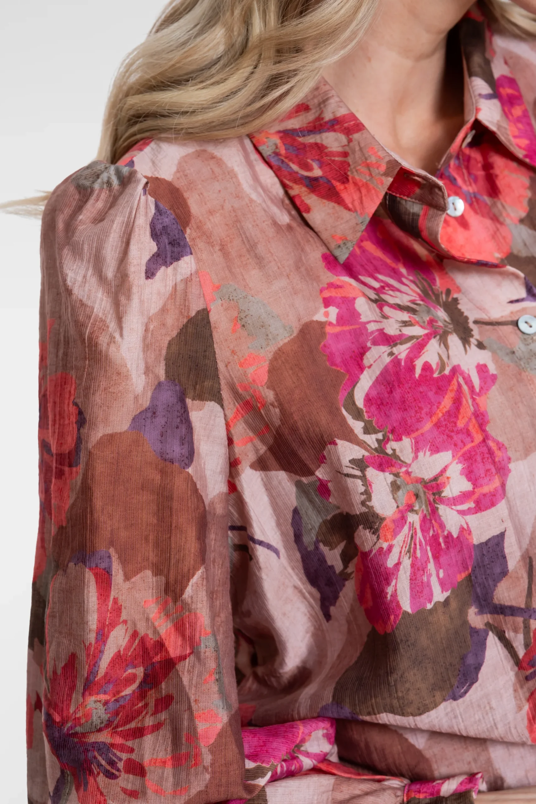 chemisier féminin, chemise multicolore, imprimé floral multicolore, mode femme, prêt-à-porter femme, vêtement femme, tenue chic femme, look casual chic, look tendance, chemisier mi-saison, chemise manches longues, chemisier à boutons, GEISHA femme, nouvelle collection GEISHA