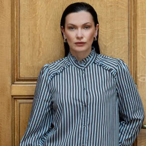 chemisier GEISHA, chemise GEISHA femme, chemisier femme, chemise femme, chemisier rayé, chemise rayée, rayures bleues, chemisier bleu, chemise bleu et gris, chemisier à rayures, chemise à rayures verticales, blouse rayée, chemisier chic, chemisier élégant