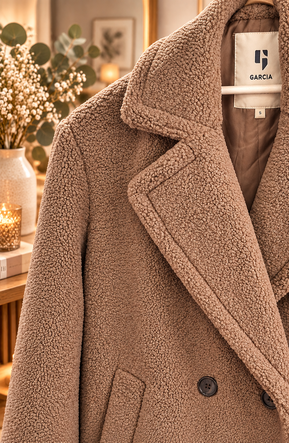 Manteau Teddy femme GARCIA taupe foncé à quatre boutons et col à revers, coupe longue et élégante.