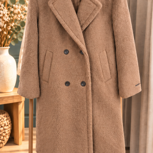 Manteau femme GARCIA, manteau Teddy femme, manteau teddy taupe, manteau taupe foncé femme, manteau chaud femme, manteau hiver femme, manteau doux femme, manteau effet peluche, manteau effet teddy, manteau texturé femme, manteau chic femme, manteau cocooning, manteau long femme, manteau à boutons femme, manteau col revers, manteau beige foncé, manteau taupe femme, veste Teddy femme, manteau automne hiver.