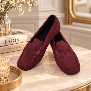 mocassins femme bordeaux, mocassins bordeaux femme, mocassins lie-de-vin, chaussures femme bordeaux, mocassins aspect nubuck, chaussures chic femme, mocassins confort femme, chaussures confortables femme, mocassins élégants, chaussures tendance femme.