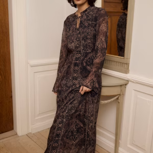 Robe CREAM, robe longue femme, robe noire femme, robe imprimée, robe bohème, robe bohème chic, robe élégante, robe fluide, robe longue imprimée, robe manches longues, robe tendance femme, robe automne hiver, robe chocolat, robe noire et marron, robe féminine, look bohème, look chic femme, mode femme, prêt-à-porter femme, CREAM Clothing.