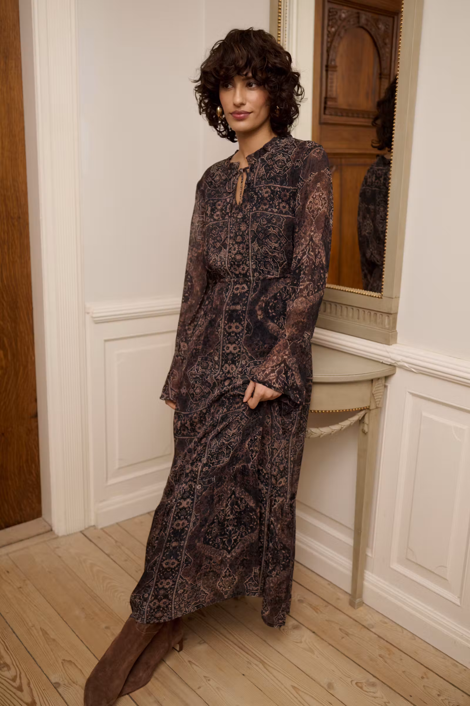 Robe CREAM, robe longue femme, robe noire femme, robe imprimée, robe bohème, robe bohème chic, robe élégante, robe fluide, robe longue imprimée, robe manches longues, robe tendance femme, robe automne hiver, robe chocolat, robe noire et marron, robe féminine, look bohème, look chic femme, mode femme, prêt-à-porter femme, CREAM Clothing.